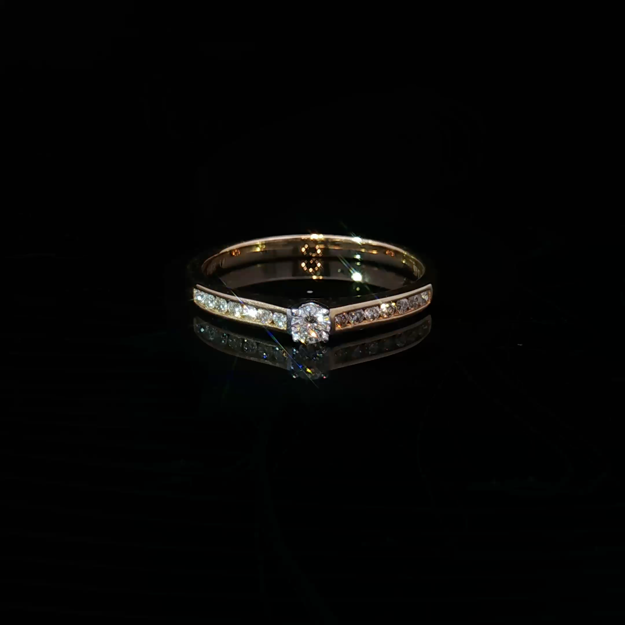 Yellow Gold Multistone Ring with Round Cut Diamond