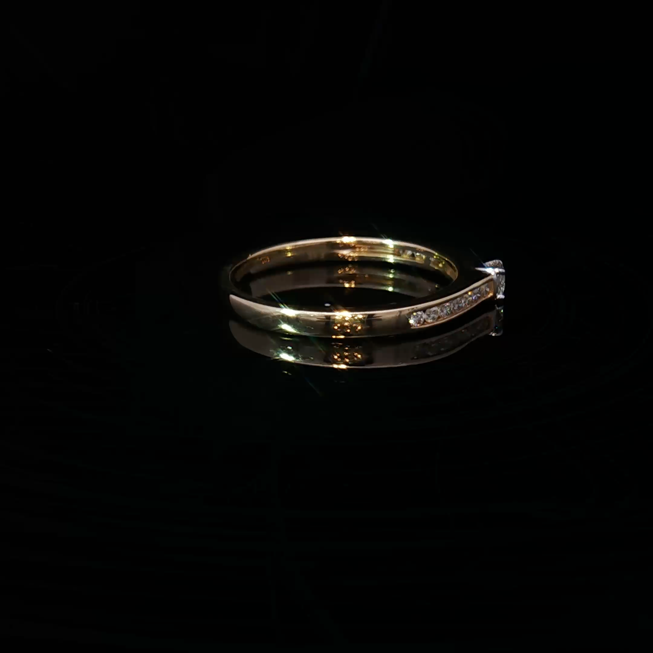 Yellow Gold Multistone Ring with Round Cut Diamond