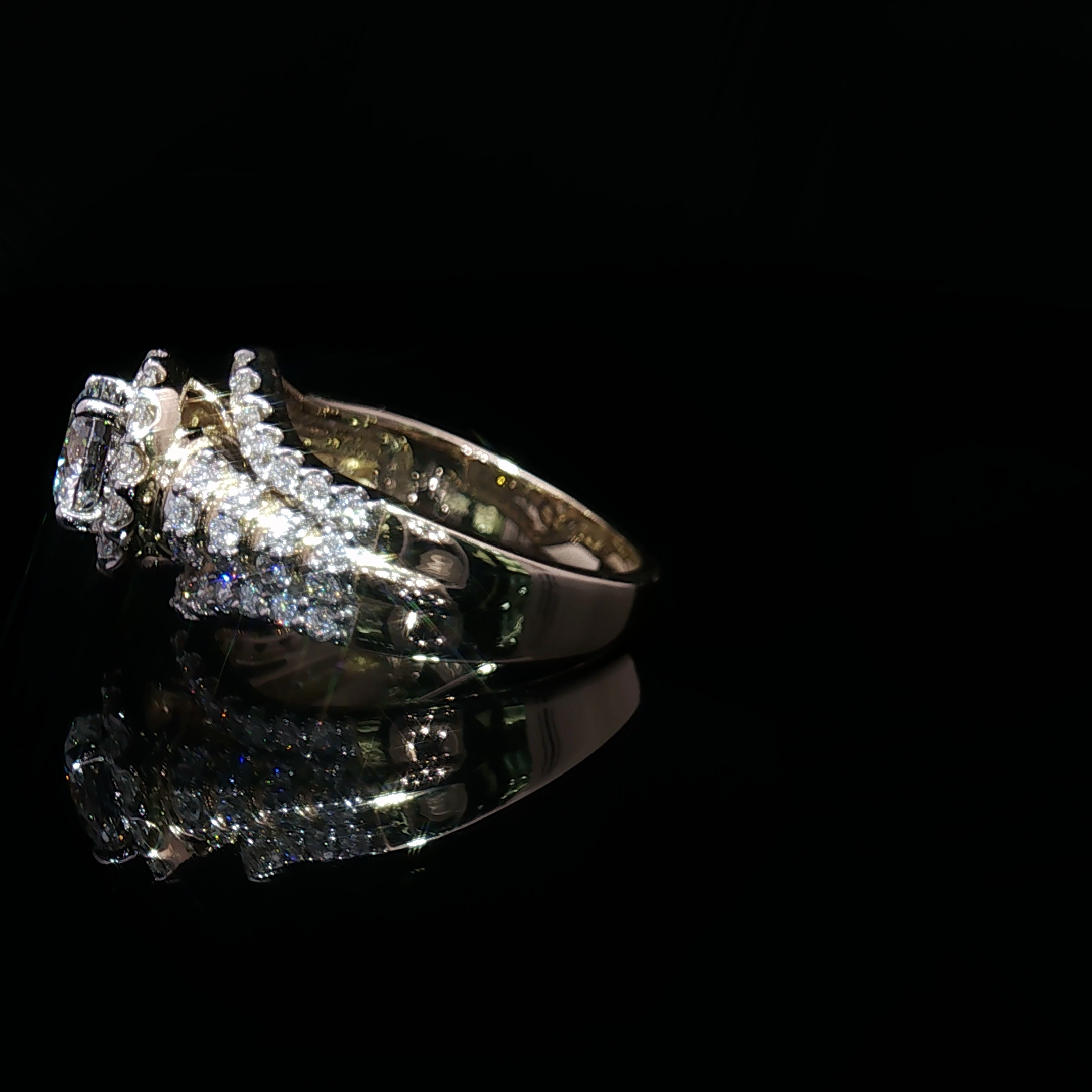 Yellow Gold Multistone Ring with Round Cut Diamond