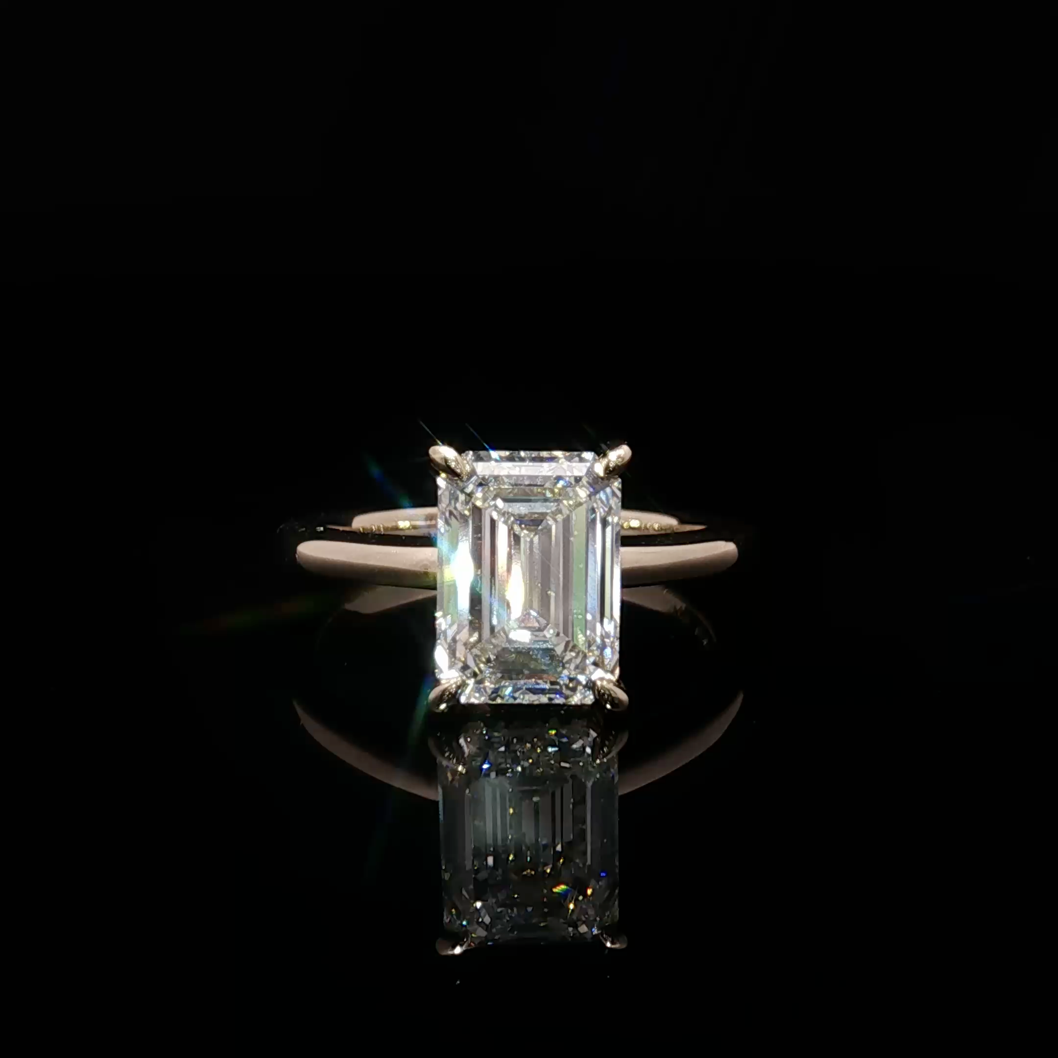 Emerald Cut Diamond Solitaire Ring in yellow Gold