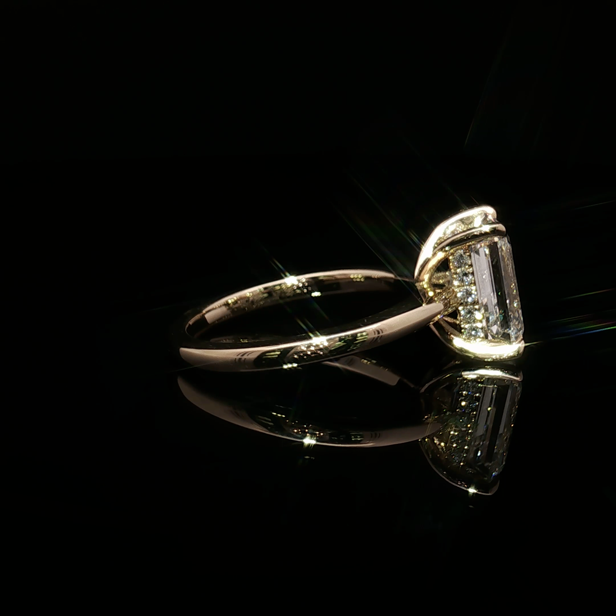 Emerald Cut Diamond Solitaire Ring in yellow Gold