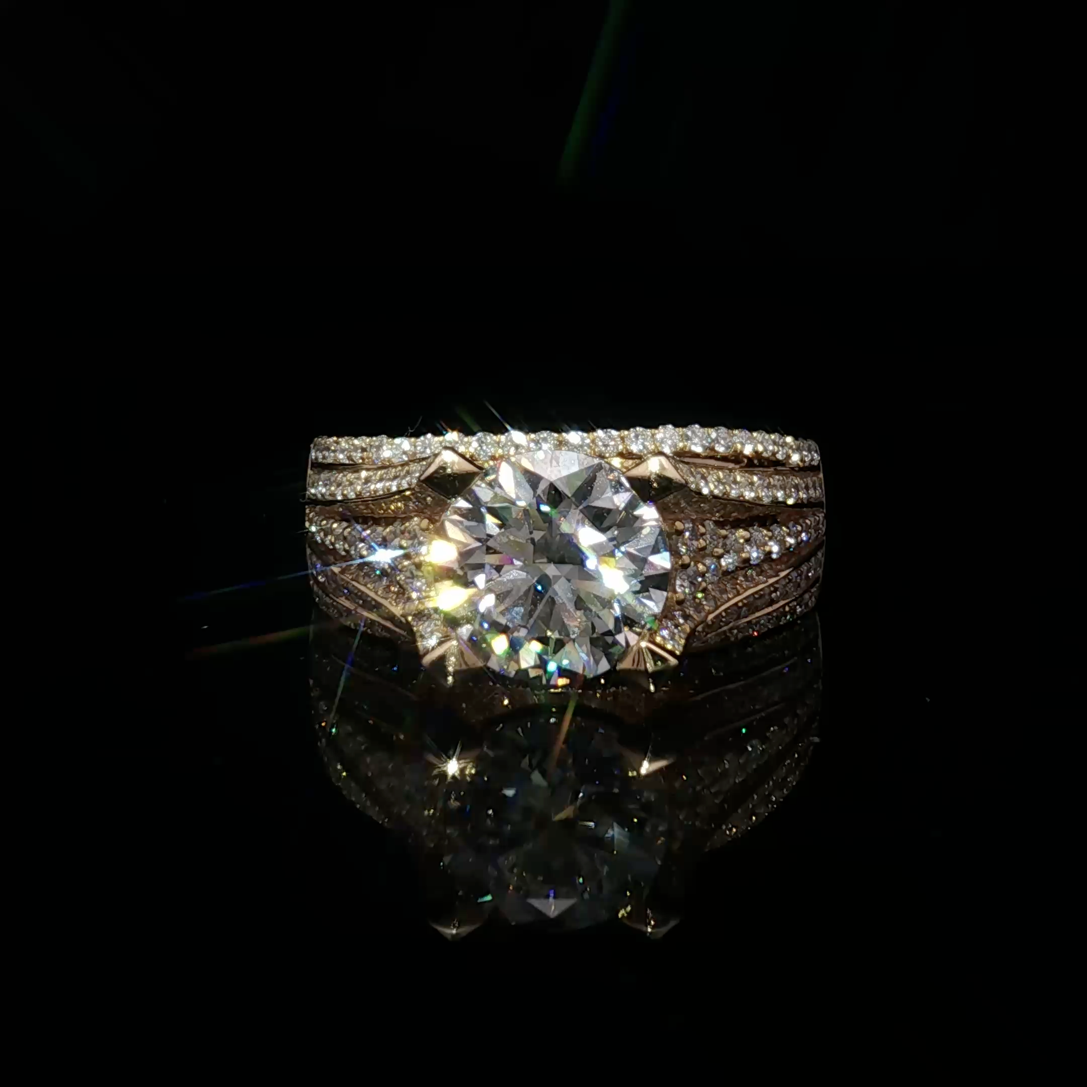 Yellow Gold Multistone Ring with Round Brilliant Cut Diamond