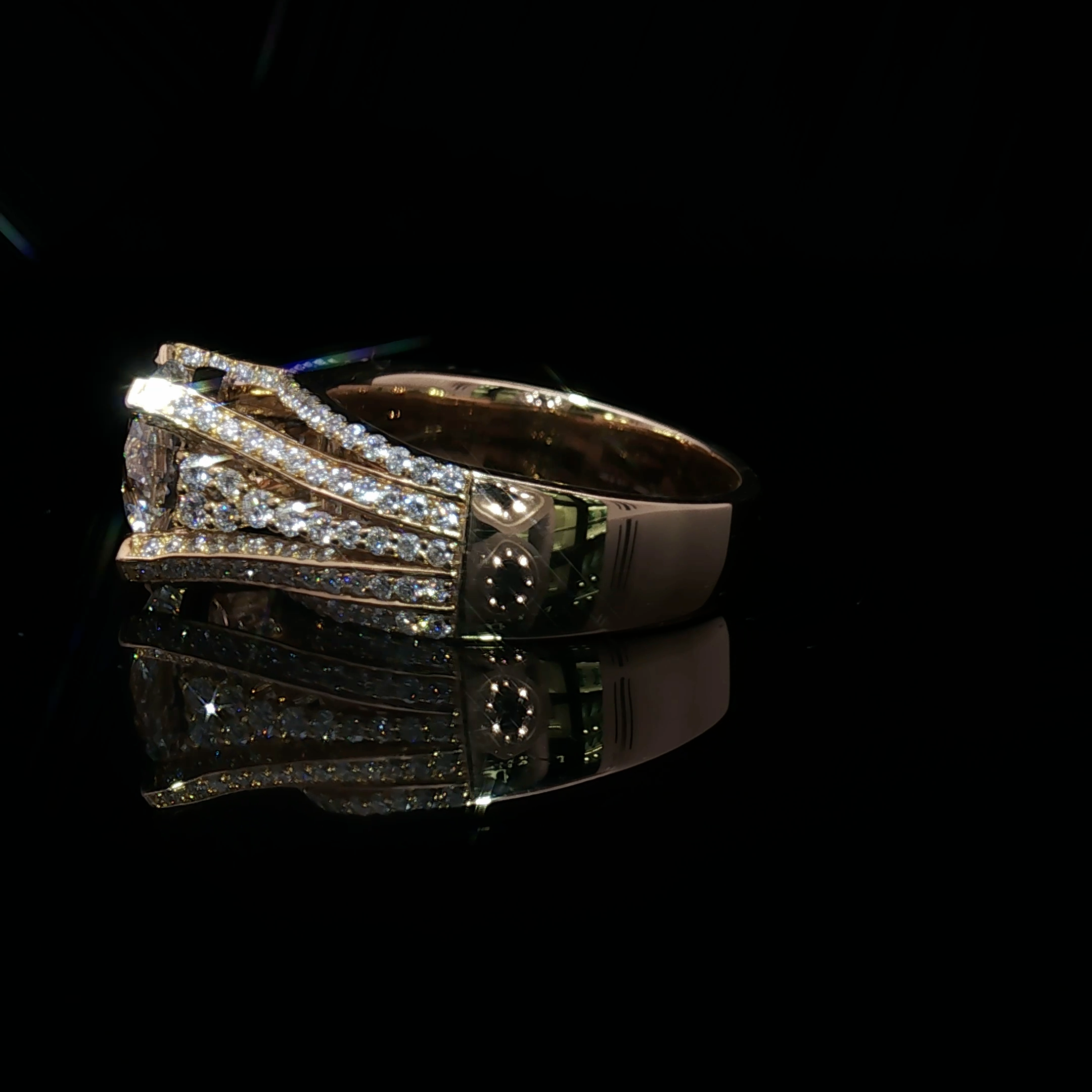 Yellow Gold Multistone Ring with Round Brilliant Cut Diamond