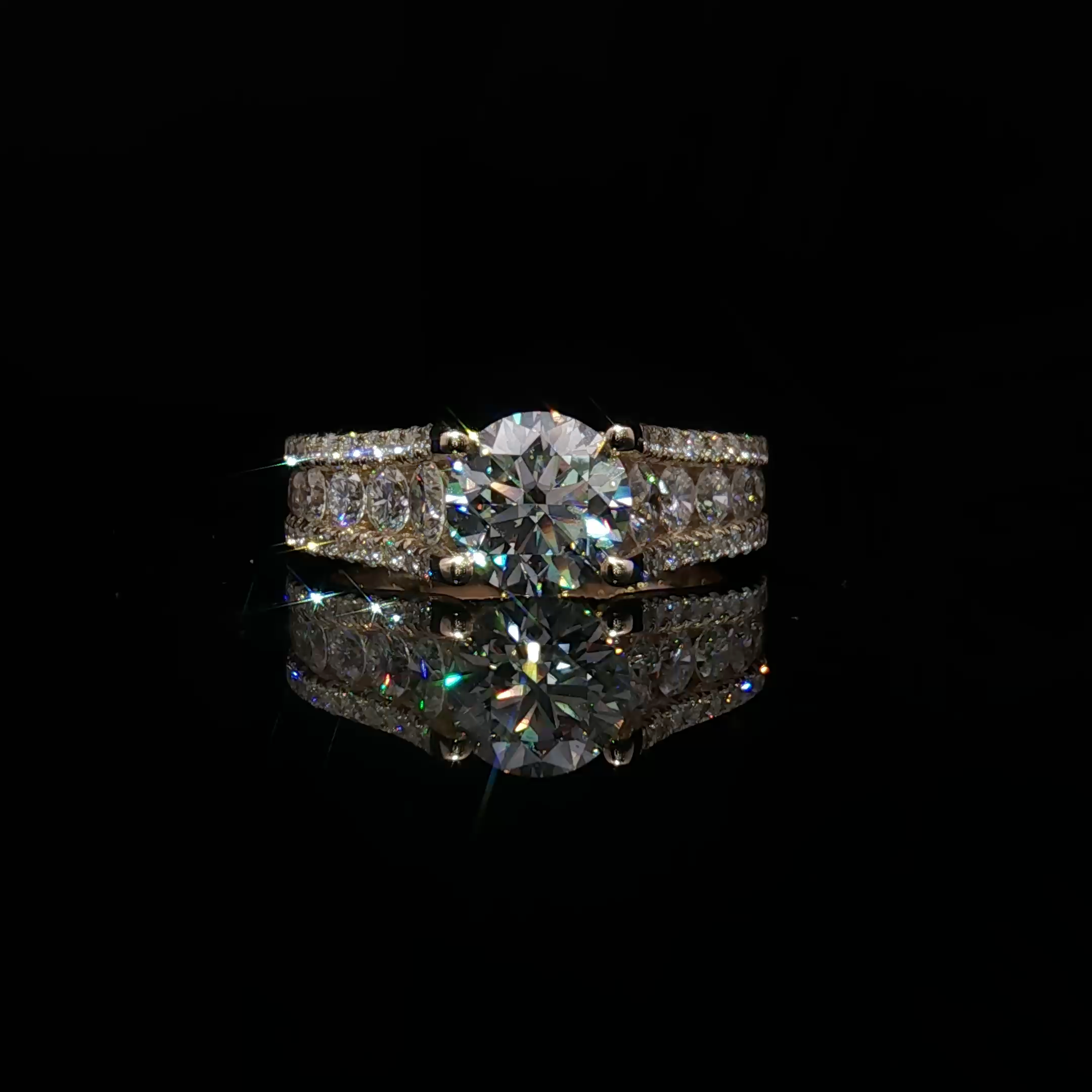 Yellow Gold Multistone Ring with Round Cut Diamond