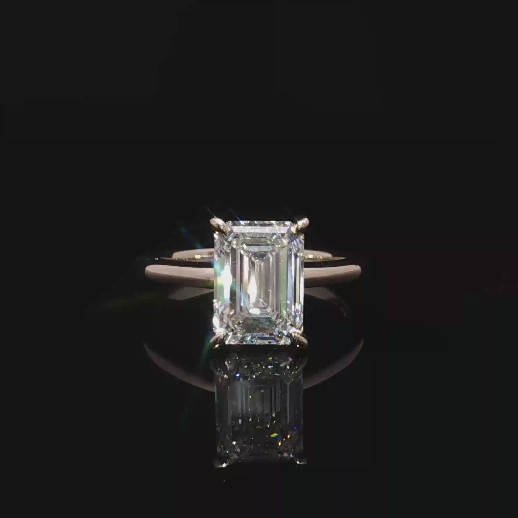 Emerald Cut Diamond Solitaire Ring in yellow Gold